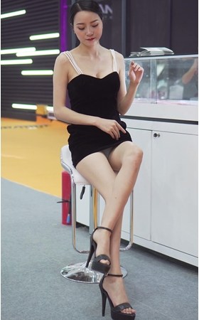 黑裙高跟美女
