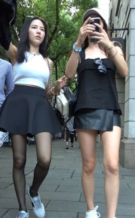 4k-白T恤短裙黑丝袜丰满街拍美女 [1.12 GB]