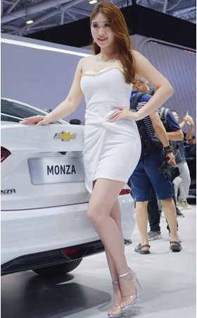 雪佛兰白裙车模美女