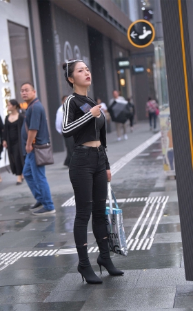 飒爽短靴牛仔裤