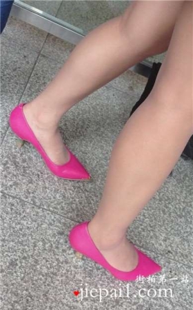 粉色尖嘴高跟鞋肉色丝袜玉足美女
