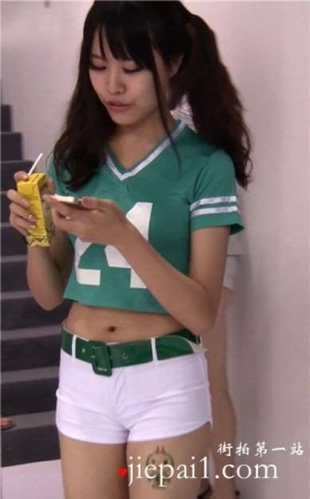 白色紧身热裤美三角的青春美少女。