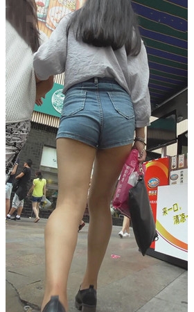 牛仔热裤妹子