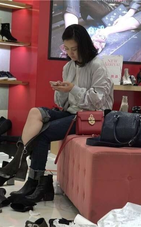 4K - 长靴里面穿的是短黑丝 [1.52 GB/MP4]