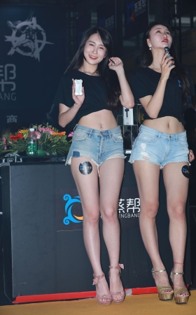 两个热裤模特美女
