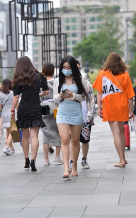 蓝色连体裙女孩