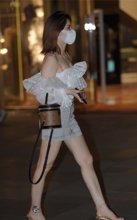 露背装牛仔裙
