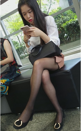 玩手机的的黑丝妹子