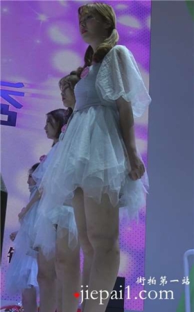 清纯白色公主裙showgirl美眉们