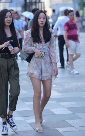 花裙子美女
