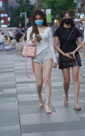 破洞短裤牛仔