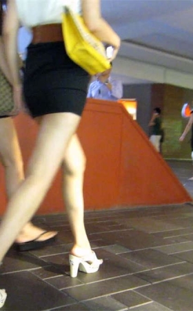 身材很好的美女,超短齐B短裙 很是诱人哦