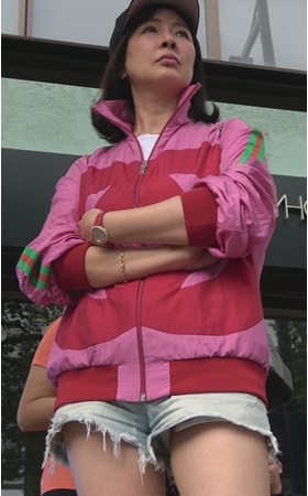 热裤高靴美妇