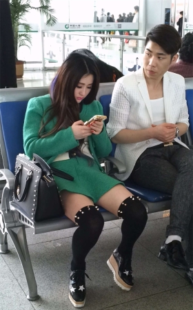 车站等车的极品漂亮美女