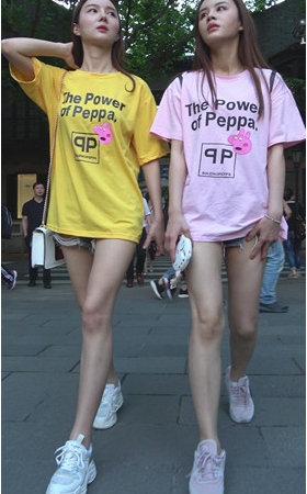 漂亮的双胞胎美女