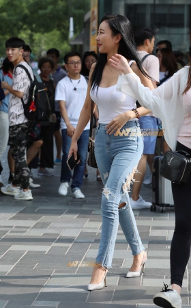 低胸，紧牛，细高跟小姐姐 [17P]