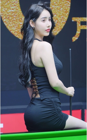 黑色包屯美女模特