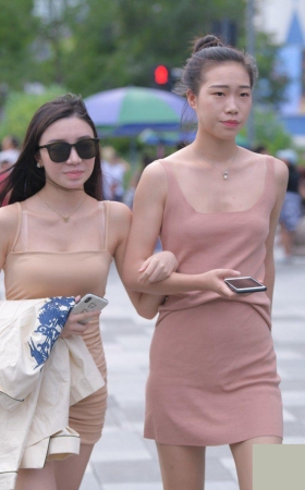 倆闺蜜，我更喜欢包屯裙的她3A1357[317M]