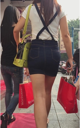 牛仔背带裙小妹