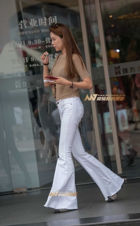高挑的白色喇叭裤气质女郎 [27P]