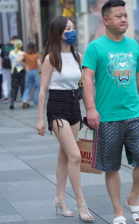 美腿短裤少妇