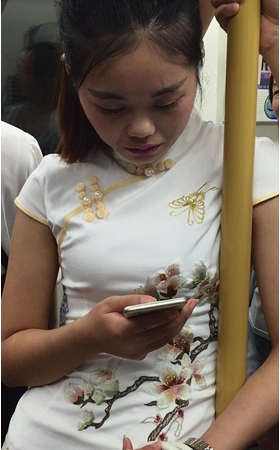 旗袍少妇有心事