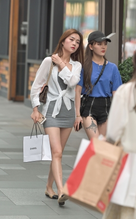 紧身包屯裙美女的腿型觉得很美