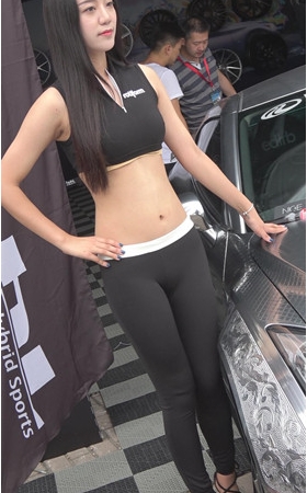 黑色紧身裤露腰车模美女