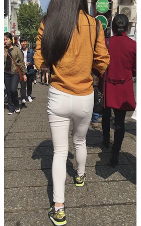 白色紧身裤长发妹子