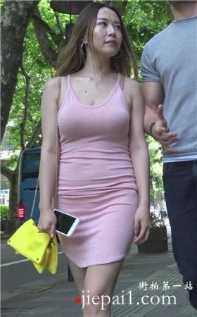 4k-街拍粉色连衣裙丰满美女跟老外男友逛街 [3.21 GB]