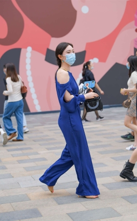 蓝色连体衣美女