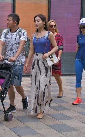 长发美妇