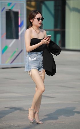 四九城嘎子街拍作品 - 热裤长腿白嫩小姐姐