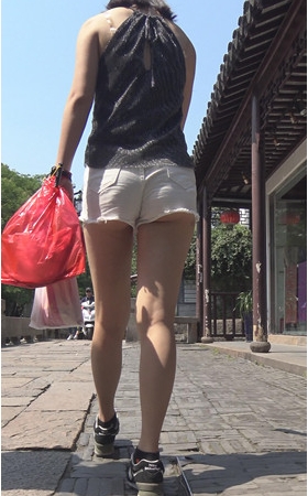 白色热裤月牙小妹