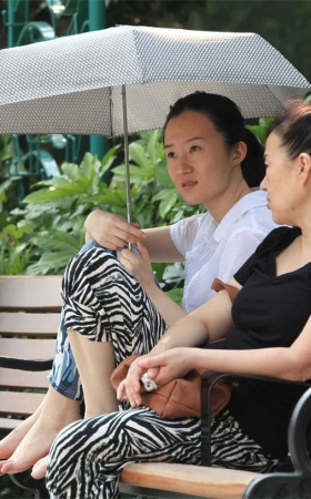 No139 和家人一起长椅休息的时候，当然可以无所顾忌