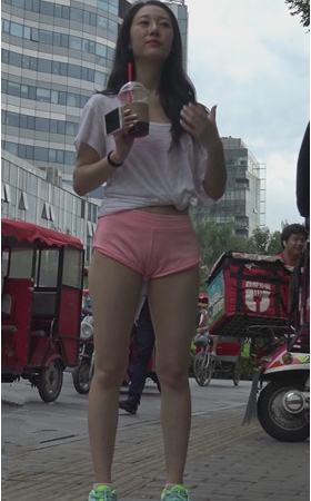 粉色短裤美女