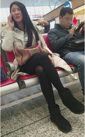 打电话的黑丝女孩