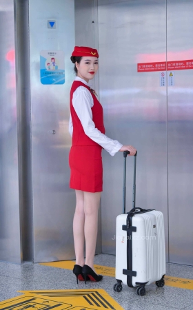 摄神★二表姐空姐，超薄肉丝，机场篇【套图+视频】<font color=red> [10P]</font>