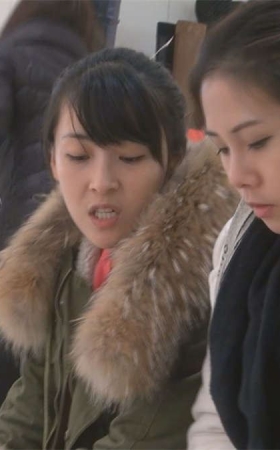 除了给你看雪白的靴中裸足，还给你听甜美的声音