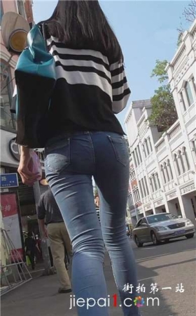 街拍紧身蓝色牛仔裤眼镜妹，身材很赞。[872 MB]