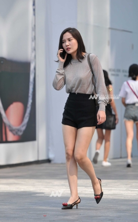 气质很好的黑色热裤美女 [11P]