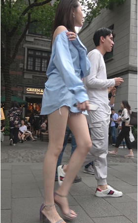 蓝色连体衣小姐姐