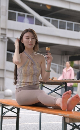 一始街拍作品 与山茶撞满怀