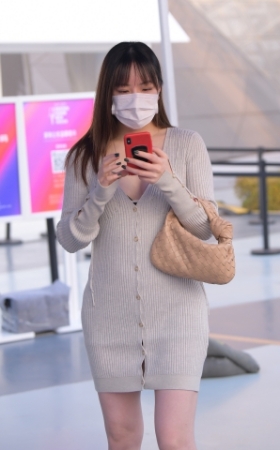 她这肌肤真嫩白~又性感
