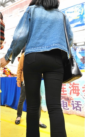 黑色紧身裤妹子
