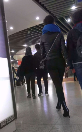 黑色紧身裤圆臀美臀