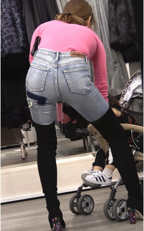 漂亮的高靴牛仔紧身裤美女