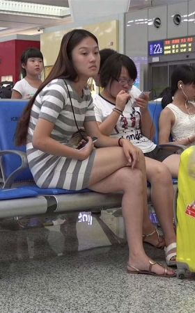 长发女孩候车时也不忘来一把美腿诱惑