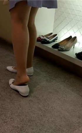 鞋柜试鞋的丝袜美腿连衣裙小姐姐