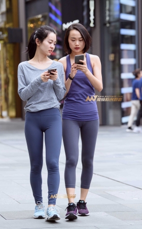 两个紧身瑜伽裤妹子 [23P]